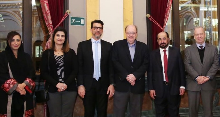 Sheikha Bodour Bint Sultan Al Qasimi e o sheikh Sultan Bin Muhammad Al Qasimi ao lado de representantes da CBL e da EPA, durante a cerimônia que oficializou Sharjah como país homenageado da Bienal de 2018 © Divulgação