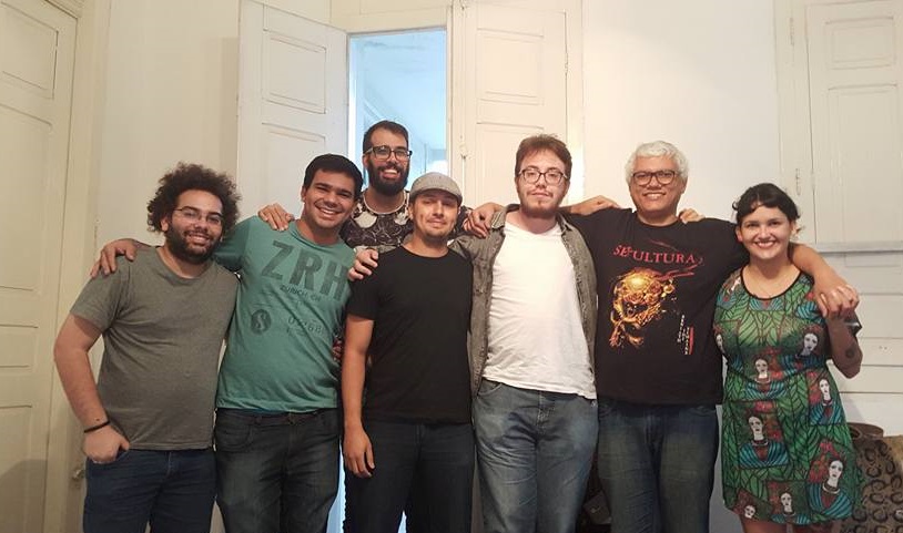 Marcus Oliveira, Bruno Nogueira, Tiago de Melo Andrade, Zé Alfredo Ciabotti, Nicollas Ranieri (todos moradores da casa), ao lado dos poetas Fabiano Calixto e Natália Agra | © Divulgação