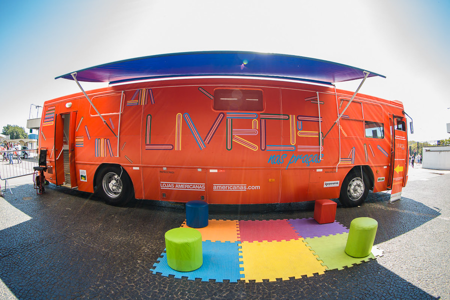 Ônibus-biblioteca passou pela Bienal de SP, Itapevi e Osasco | © Divulgação