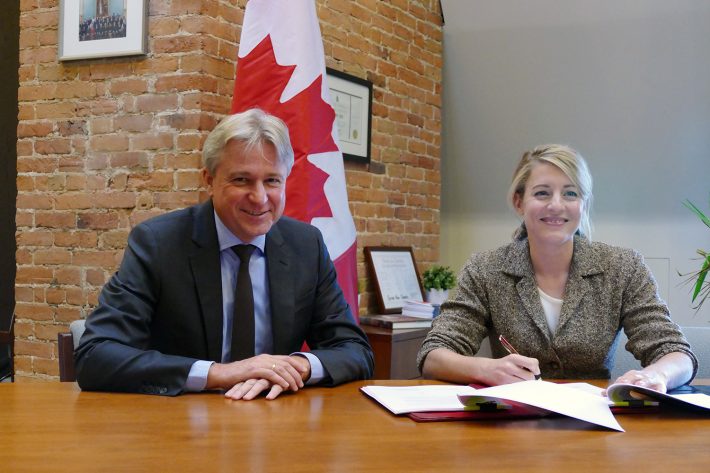 Juergen Boos, diretor da Feira do Livro de Frankfurt, e Mélaine Joly, ministra do Patrimônio Canadense, durante o anúncio da homenagem | © Frankfurter Buchmesse