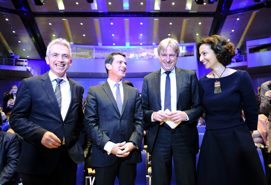 Peter Feldmann, prefeito de Frankfurt, Manuel Valls, primeiro ministro da França, Juergen Boos, presidente da Feira do LIvro de Frankfurt, e Audrey Azoulay, ministra da Cultura e Comunicações da França | © Alexander Heimann / FBF