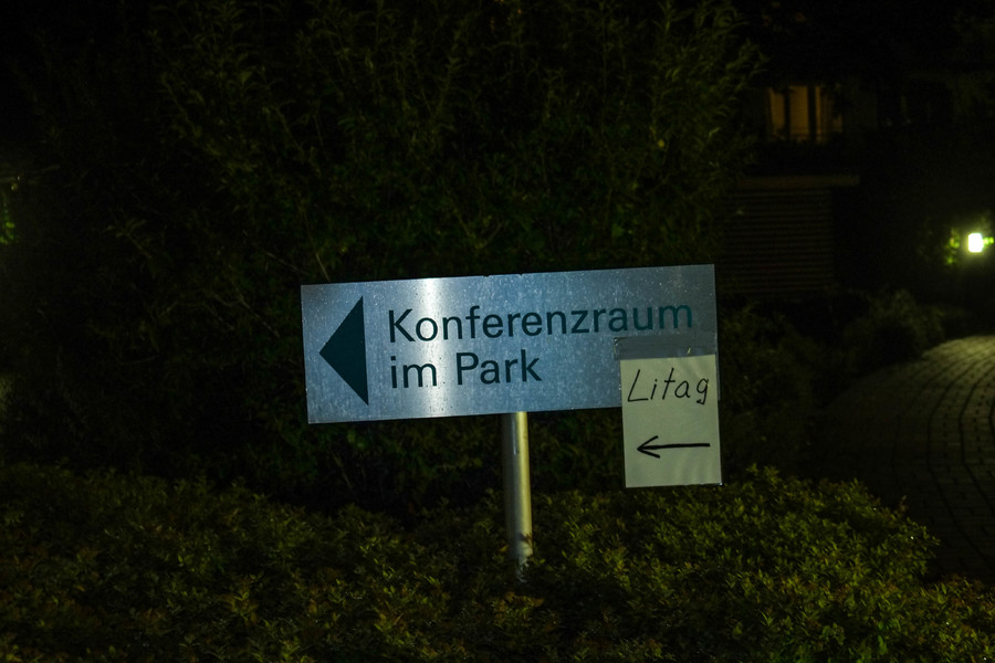 Placas indicam o caminho para o jantar da Mertin Witt Literary Agency | &copy; Marcela Prada Neublum