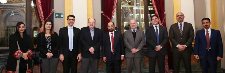 Sheikha Bodour Bint Sultan Al Qasimi e o sheikh Sultan Bin Muhammad Al Qasimi ao lado de representantes da CBL e da EPA, durante a cerimônia que oficializou Sharjah como país homenageado da Bienal de 2018 © Divulgação