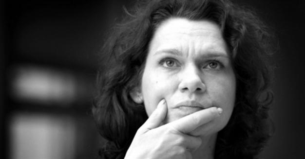 Da prisão em Istambul, romancista turca Asli Erdoğan enviou carta que foi lida na cerimônia de abertura da Feira do Livro de Frankfurt | © Divulgação