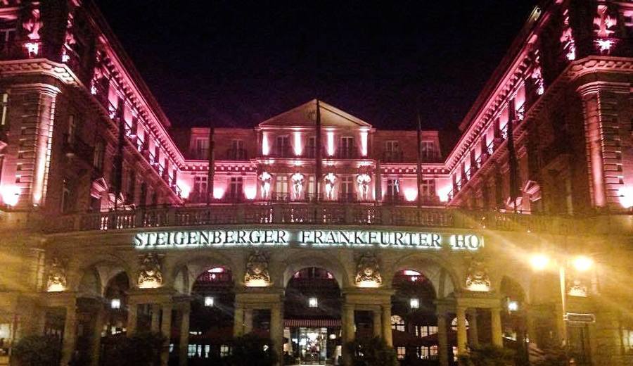 Marcela, nossa marinheira de primeira vigem, conhece o famoso Frankfurt Hof | &copy; Marcela Prada Neublum