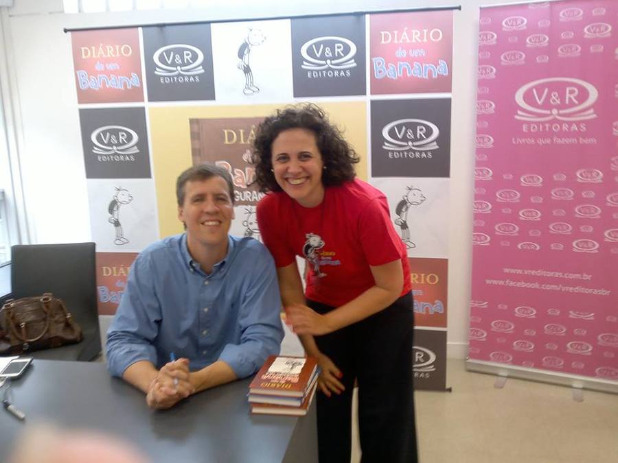 Jeff Kinney, ao lado de Rosália Meirelles (do comercial da V&R no Brasil), na sua última visita ao Brasil, em 2013 | © Acervo pessoal