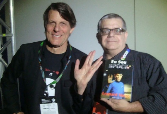 Silvio Alexandre, colunista do PublishNews, posa ao lado do diretor Adam Nimoy, filho de Leonard Nimoy, o Sr. Spock, de 'Star Trek' | © Acervo pessoal do colunista