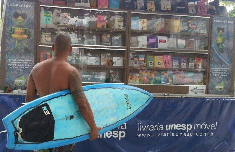 A Livraria Unesp Móvel, por exemplo, estacionou no Guarujá, no litoral paulista, e preparou uma vitrine temática, apelidada de
