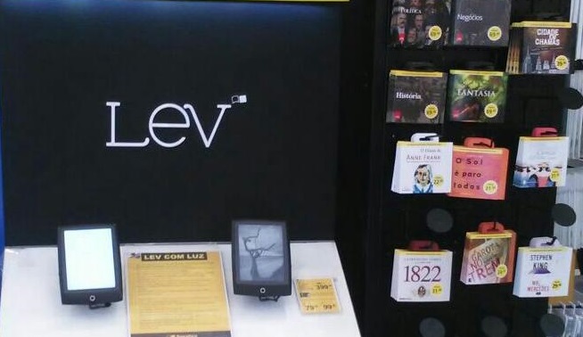 Totens nas lojas físicas da Saraiva exibem os cards através dos quais os e-books são baixados | © Divulgação