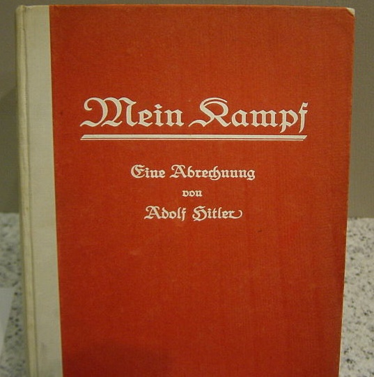 Exemplar da primeira edição do Mein Kampf em exposição no Museu de História da Alemanha, em Berlim | © Anton Huttenlocher / WikiCommons