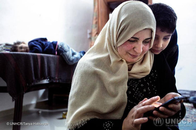 ONG Worldreader arrecada fundos para campanha de incentivo à leitura junto a famílias refugiadas | © UNHCR / Tanya Habjouqa