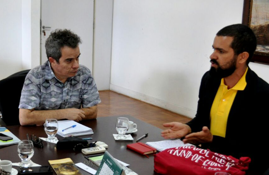 Fabiano Piúba e Cristian Santos selam acordo para realização de uma série de feiras de livros itinerantes na Região do Cariri cearense | © Divulgação