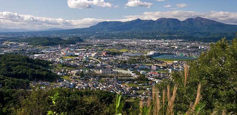 Foto atual da cidade de Kiryu, com a grandiosa da montanha Akagui ao fundo | © Javbw