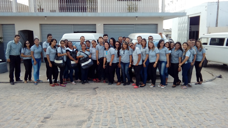 Parte da equipe da PRODAE na frente da sede da empresa em Limoeiro (PE) | © Divulgação