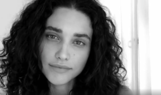 A atriz Débora Nascimento participou do vídeo promocional para o livro de poesia de Rupi Kaur lançado pela Planeta | © Reprodução 