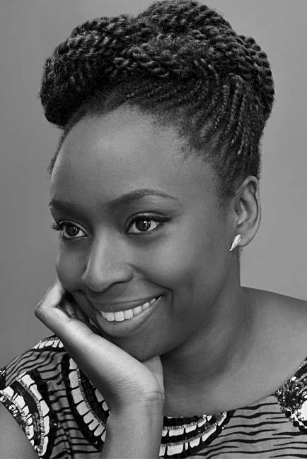 Escritora nigeriana Chimamanda Ngozi Adichie emplacou dois títulos na lista de mais vendidos dessa semana | © Divulgação / Companhia das Letras