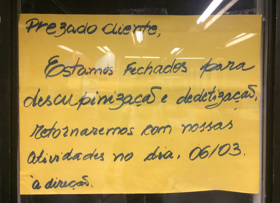 Cartaz que explicava as portas fechadas da Livraria República, no campus da UERJ, durante vários dias de fevereiro 