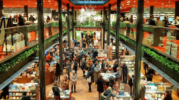 Interior da Dusmann, uma das maiores redes de livrarias da Alemanha | © Redes Sociais