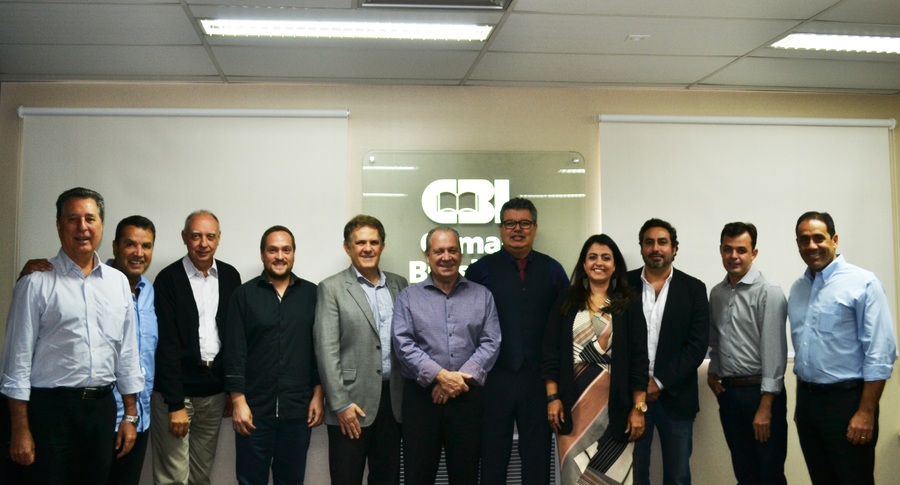 Torelli (ao centro) e seus diretores logo depois da primeira reunião da nova diretoria da CBL | © Camila Del Nero
