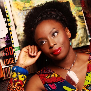 Escritora nigeriana Chimamanda Ngozi Adichie emplacou dois títulos na lista de mais vendidos dessa semana | © Yetunde Babaeko / Divulgação