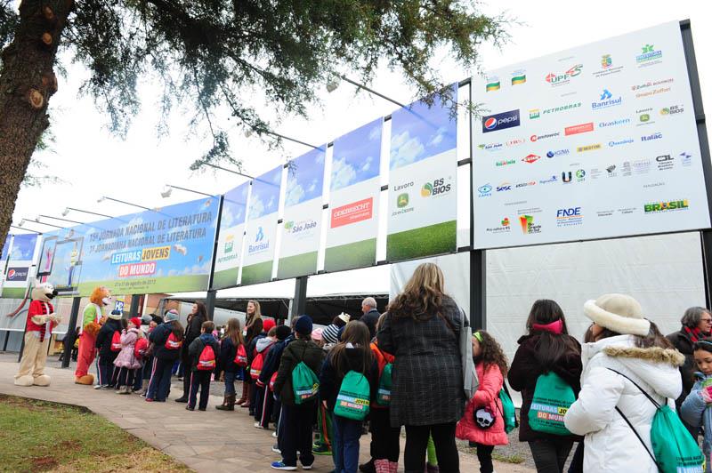 Crianças esperam na fila para entrar nas tendas da última edição da Jornada, realizada em 2013 | © Divulgação