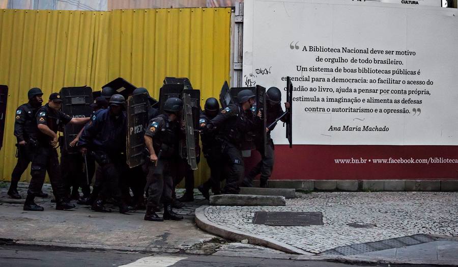 Polícia Militar fluminense em ação de repressão a manifestantes na Cinelândia durante a Greve Geral de 20/4 | © Ana Carolina Fernandes