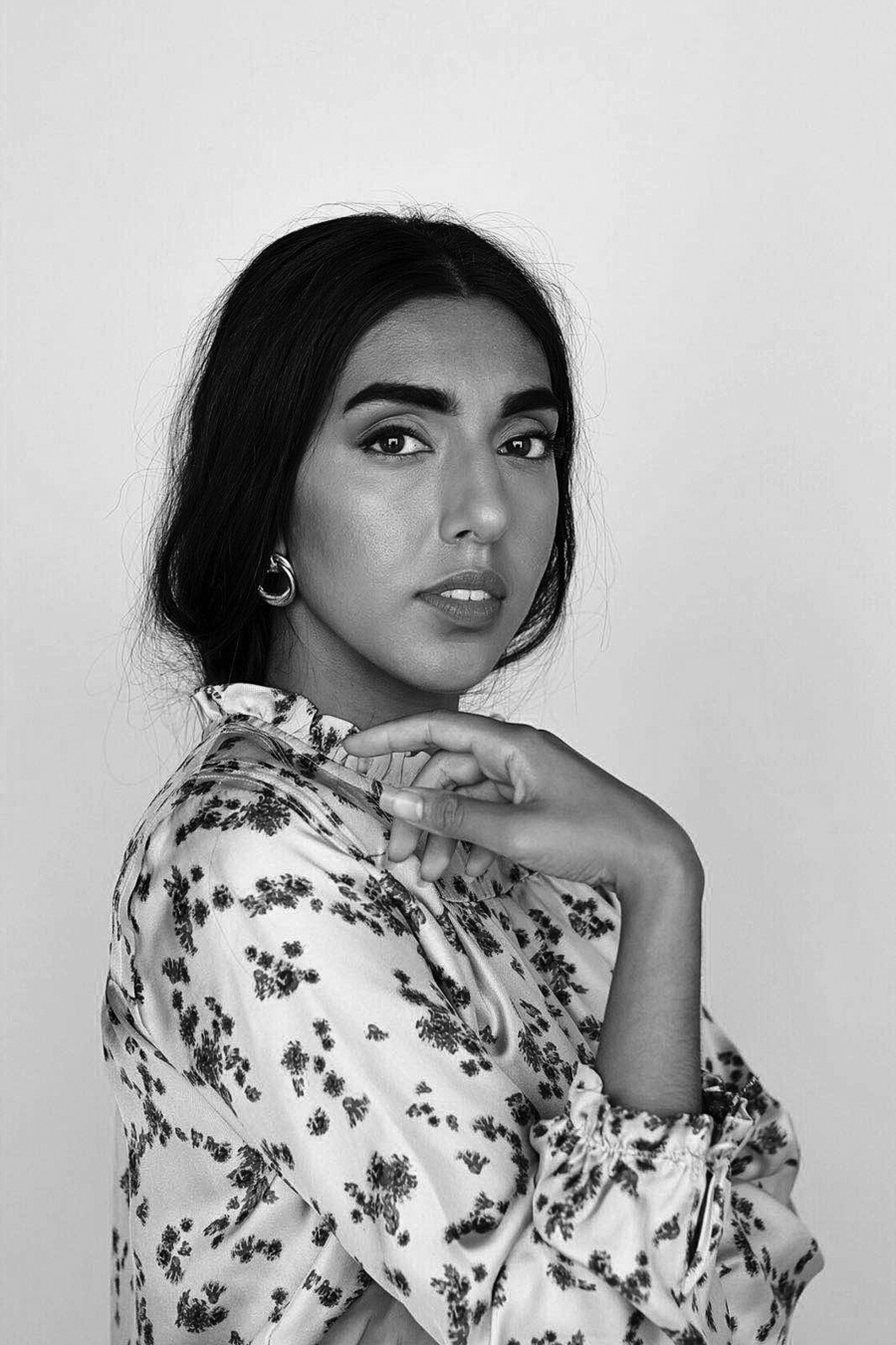 Rupi Kaur estreia na lista dessa semana com o seu livro 'Outros jeitos de usar a boca' (Planeta) | © Baljit Singh