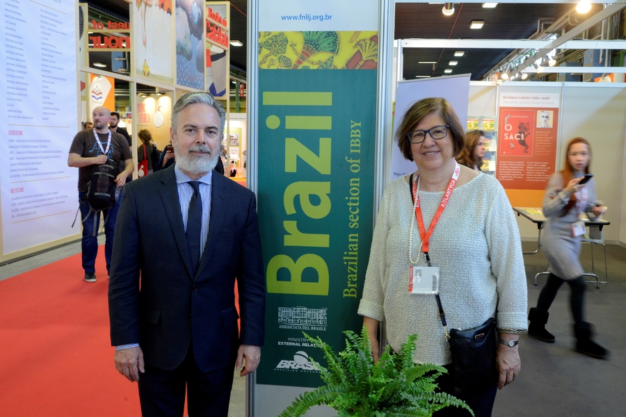 Beth Serra, representante da FNLIJ, recebe Antonio Patriota, embaixador brasileiro em Roma | © Divulgação