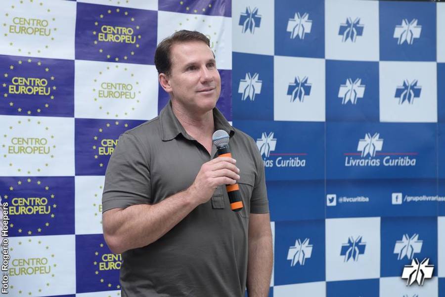 Nicholas Sparks reúne multidão em lançamento em Curitiba | © Rogério Hoepers / Divulgação / Livrarias Curitiba