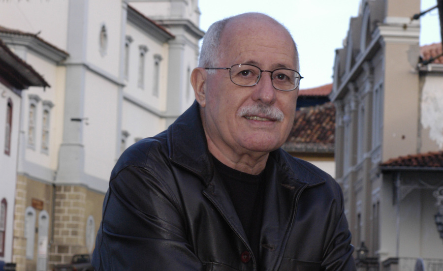 Autor participa de debate e lança o livro