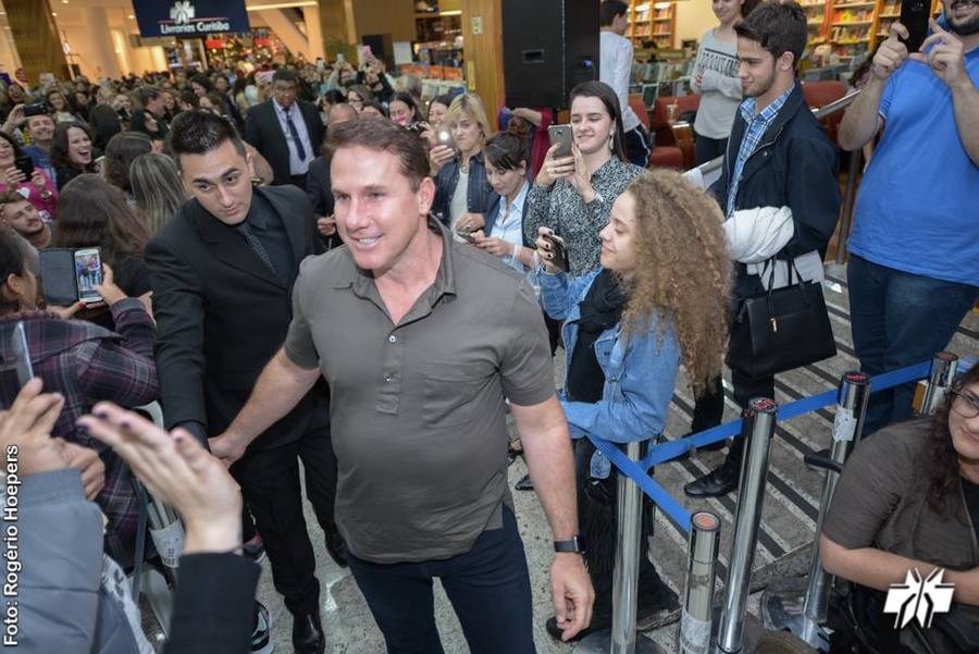 Nicholas Sparks reúne multidão em lançamento em Curitiba | © Rogério Hoepers / Divulgação / Livrarias Curitiba