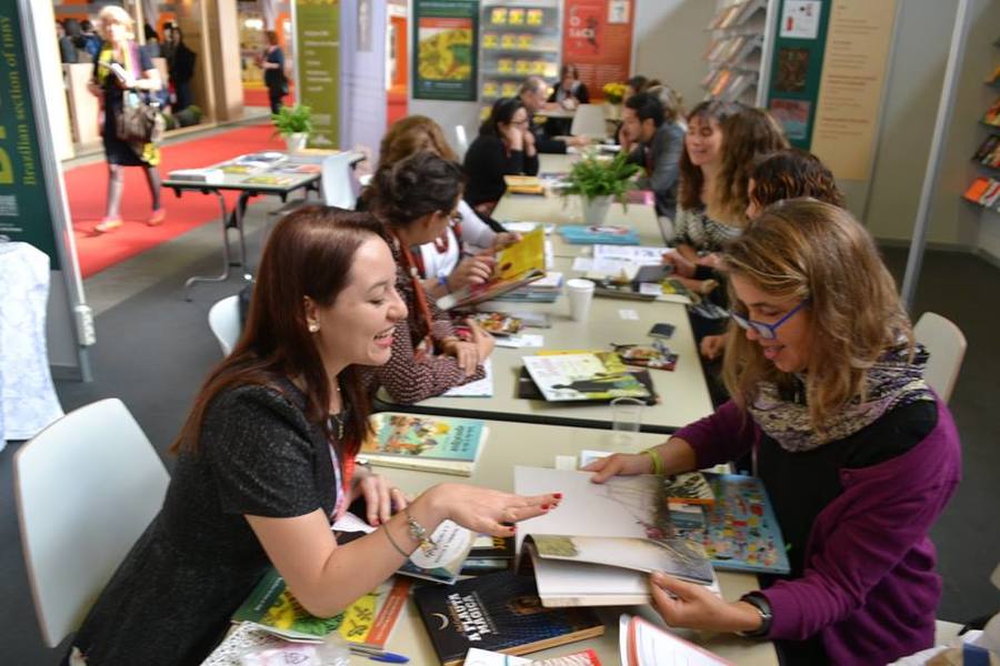 Editores em reuniões no estande do Brazilian Publishers em Bolonha | © divulgação / BP