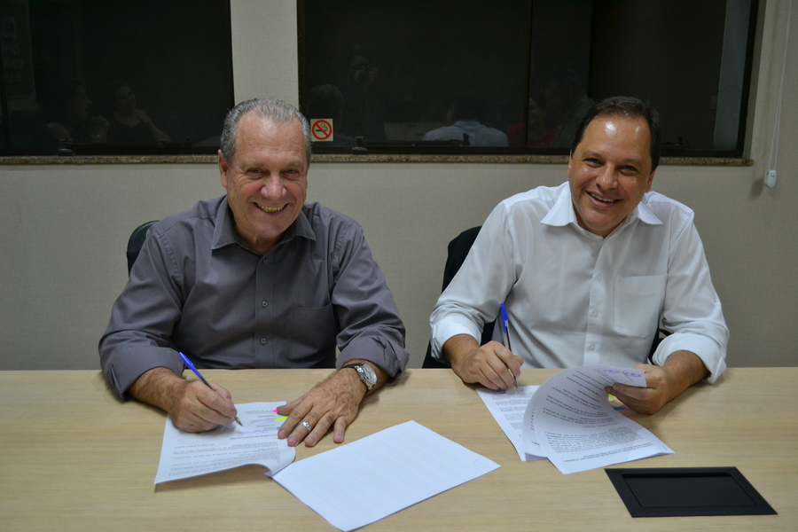 Torelli e Bagolin assinam contrato que terá vigência por dois anos, sem possibilidade de renovação | © Camila del Nero / Divulgação