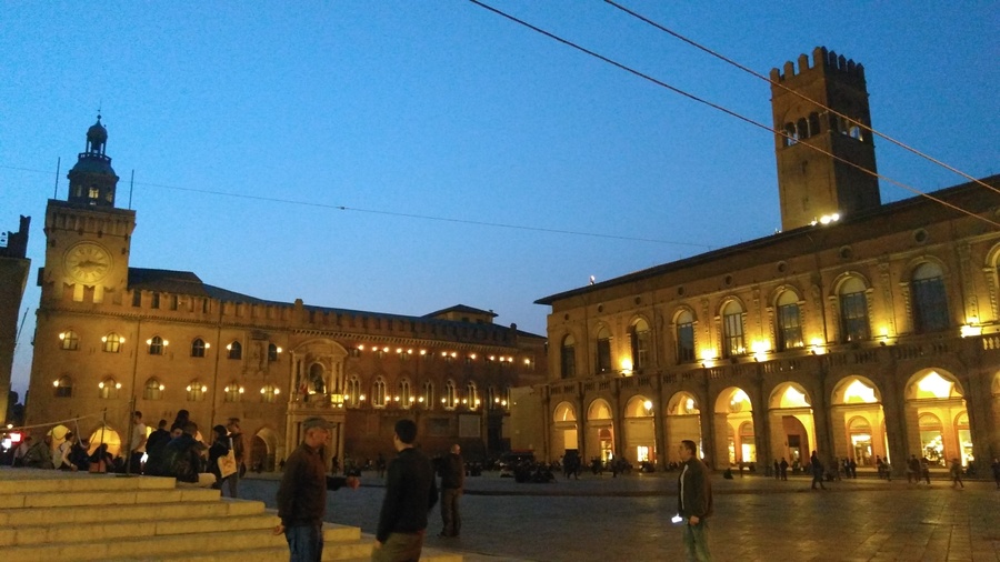 Piazza Maggiore, onde Gil toma um 'gelato' à noite