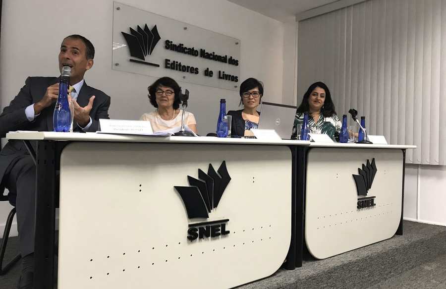 Marcos Pereira (SNEL), Professora Leda Paulani, a economista Mariana Bueno, responsáveis pela pesquisa, e Fernanda Gomes Garcia (CBL) durante a apresentação dos resultados da Pesquisa Fipe