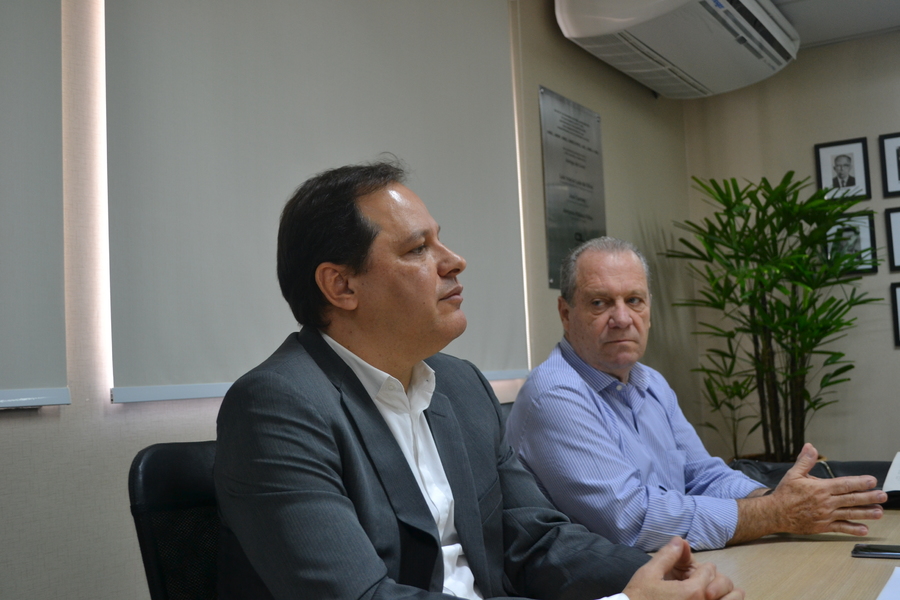Luiz Armando Bagolin e Luís Antonio Torelli receberam jornalistas para apresentar as novidades da edição 59 do Prêmio Jabuti | © Camila Del Nero