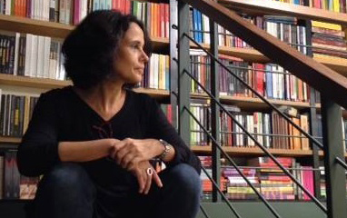 Dona da Livraria Blooks, Elisa Ventura concorre na categoria 'Cultura' | © Divulgação