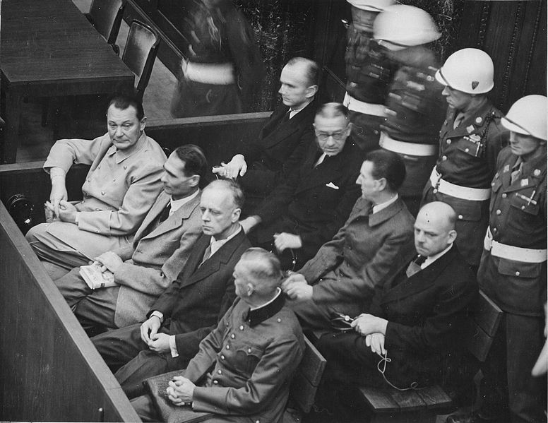 Rudolf Hess (segundo da esquerda para a direita, na primeira fileira) no Tribunal de Nuremberg depois do fim da II Guerra Mundial | © Governo dos EUA
