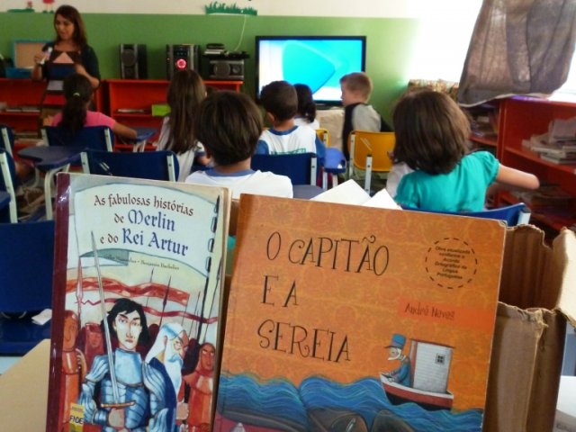 Crianças em escola de Goiânia (GO) manuseiam livros do PNBE em sala de aula | © Ascom / FNDE