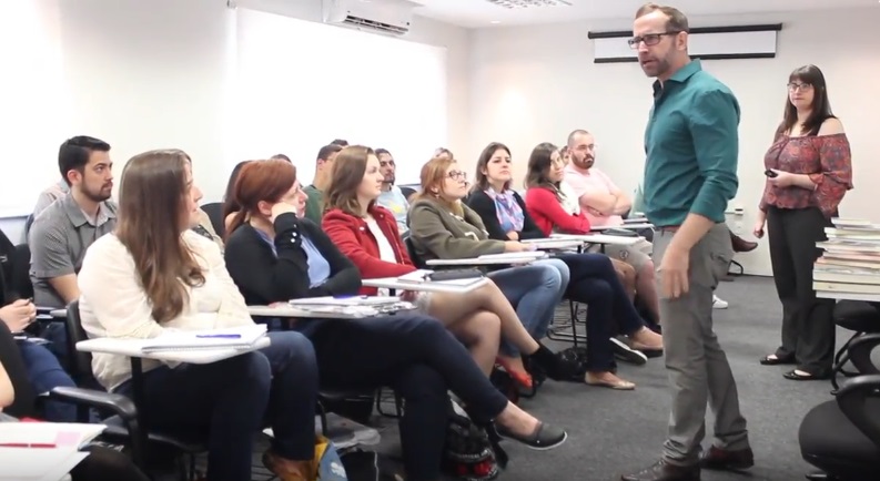 Pedro Almeida e Alessandra Ruiz conduzem uma das aulas do MBA Book Publishing da Casa Educação | © Reprodução Pedro Almeida e Alessandra Ruiz conduzem uma das aulas do MBA Book Publishing da Casa Educação | © Reprodução