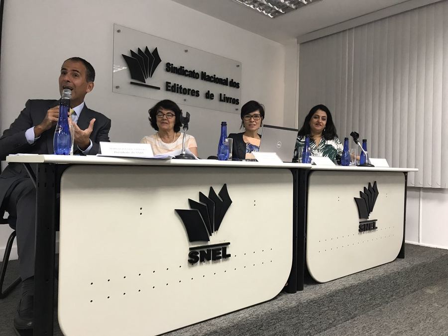 Marcos Pereira (SNEL), Professora Leda Paulani, a economista Mariana Bueno, responsáveis pela pesquisa, e Fernanda Gomes Garcia (CBL) durante a apresentação dos resultados da Pesquisa Fipe