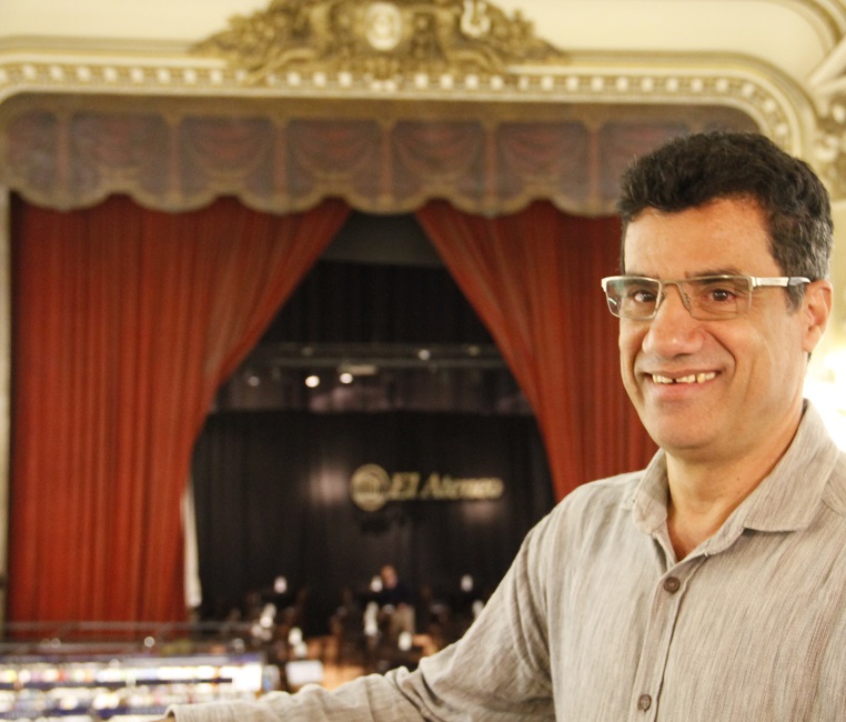 Jorge Venilson Menezes de Oliveira, vencedor do Prêmio Jabuti nas Livrarias, em visita à El Ateneo Gran Spendid | © Leonardo Neto