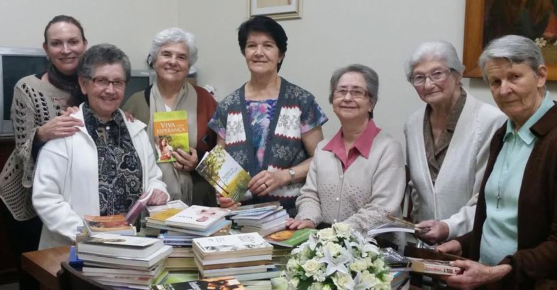 Gisele Corrêa Ferreira, diretora do Flipoços, faz a entrega dos livros doados | © Divulgação