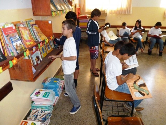 Crianças manuseiam livros em escola em Goiânia | © Ascom / FNDE