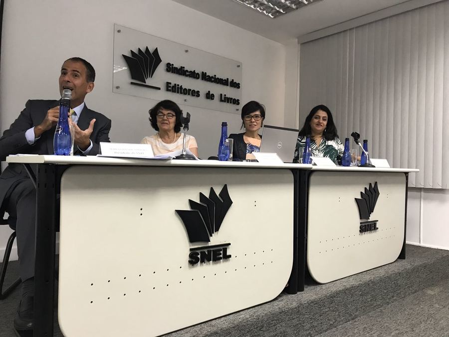 Marcos Pereira (SNEL), Professora Leda Paulani, a economista Mariana Bueno, responsáveis pela pesquisa, e Fernanda Gomes Garcia (CBL) durante a apresentação dos resultados da Pesquisa Fipe na manhã desta quarta-feira, no Rio | © Camila Del Nero