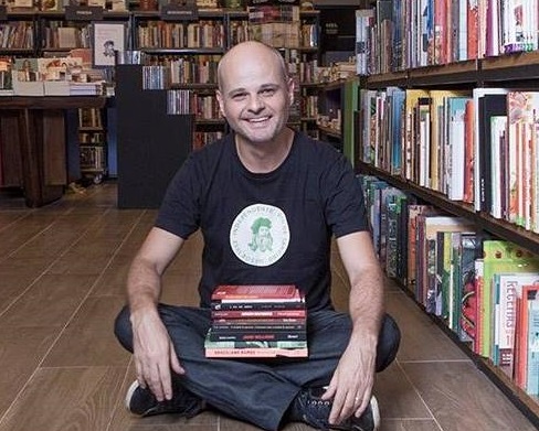 Daniel Louzada, da Leonardo Da Vinci, apura faturamento quase três vezes maior nos finais de semana da Feira do Subsolo na comparação com um dia normal | © Redes Sociais do livreiro Daniel Louzada, da Leonardo Da Vinci, apura faturamento quase três vezes maior nos finais de semana da Feira do Subsolo na comparação com um dia normal | © Redes Sociais do livreiro