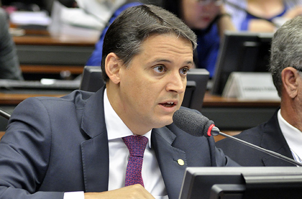 Deputado Thiago Peixoto apresenta relatório favorável à Lei Castilho | © Cláudio Araújo Deputado Thiago Peixoto apresenta relatório favorável à Lei Castilho | © Cláudio Araújo