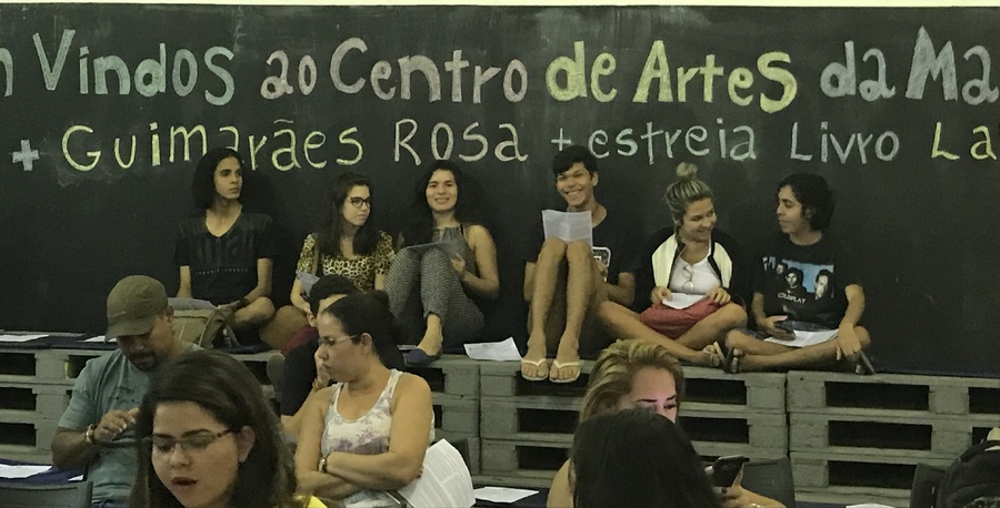 Alunos do pré-vestibular da Maré no primeiro encontro do Livro Labirinto, no fim de junho | © Divulgação