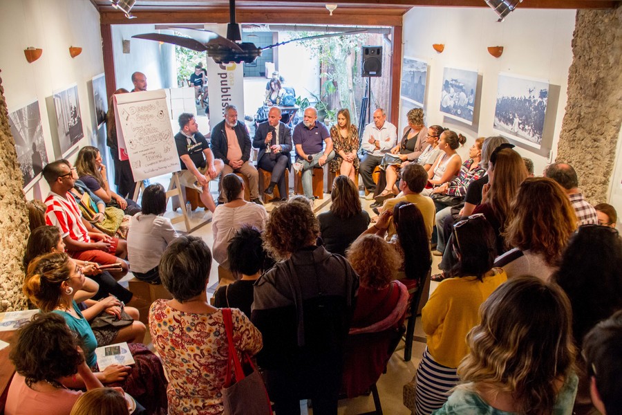 Casa lotada durante bate papo sobre eventos literários Brasil afora | © Julio VIlela