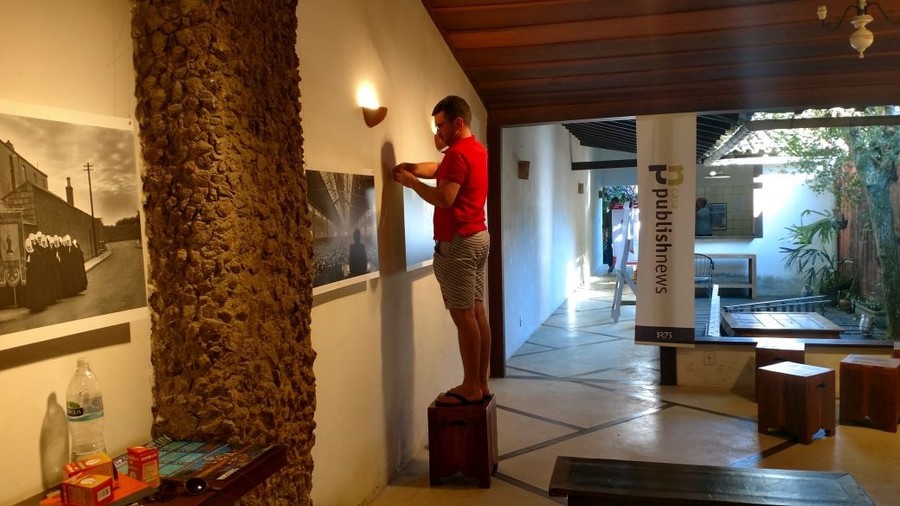 Marcelo Marques dando os últimos retoques nas fotos que compõem a exposição 'Henri Cartier-Bresson: fotógrafo' que o Sesi SP trouxe para Paraty | © Maju Alves